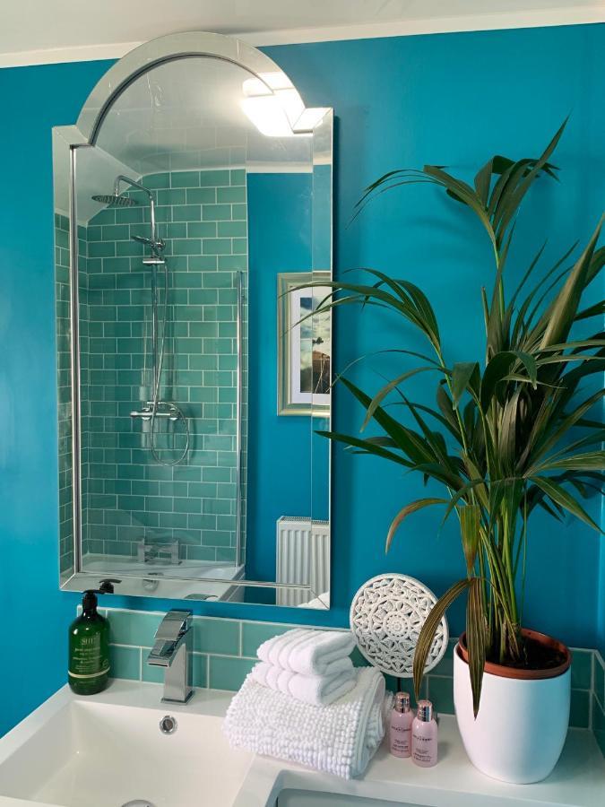 Sw Bed & Breakfast Суиндън Екстериор снимка
