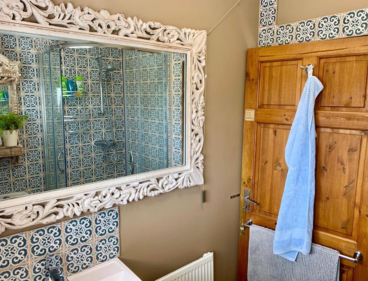 Sw Bed & Breakfast Суиндън Екстериор снимка