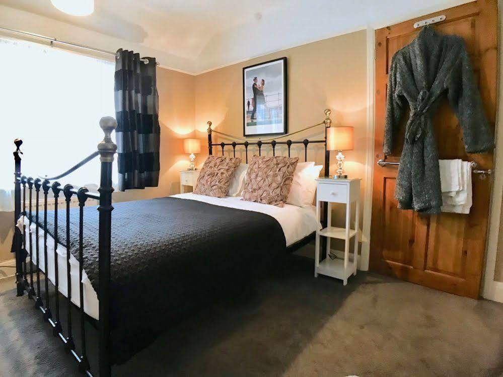Sw Bed & Breakfast Суиндън Екстериор снимка
