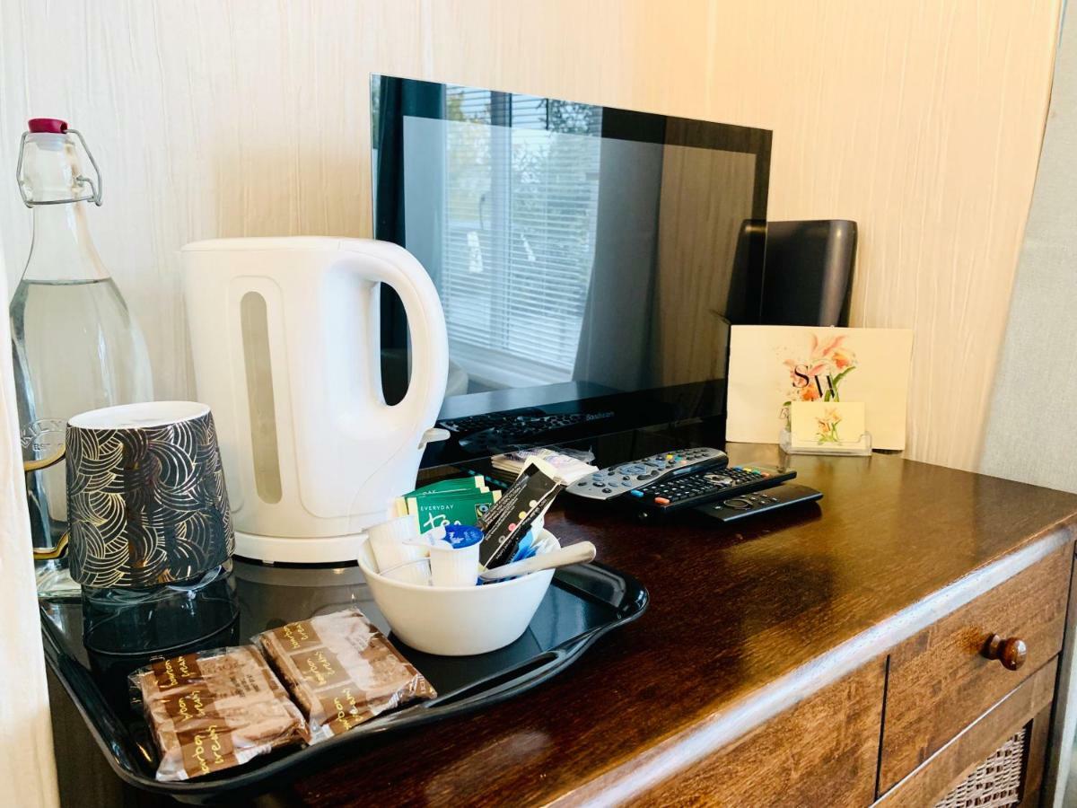 Sw Bed & Breakfast Суиндън Екстериор снимка